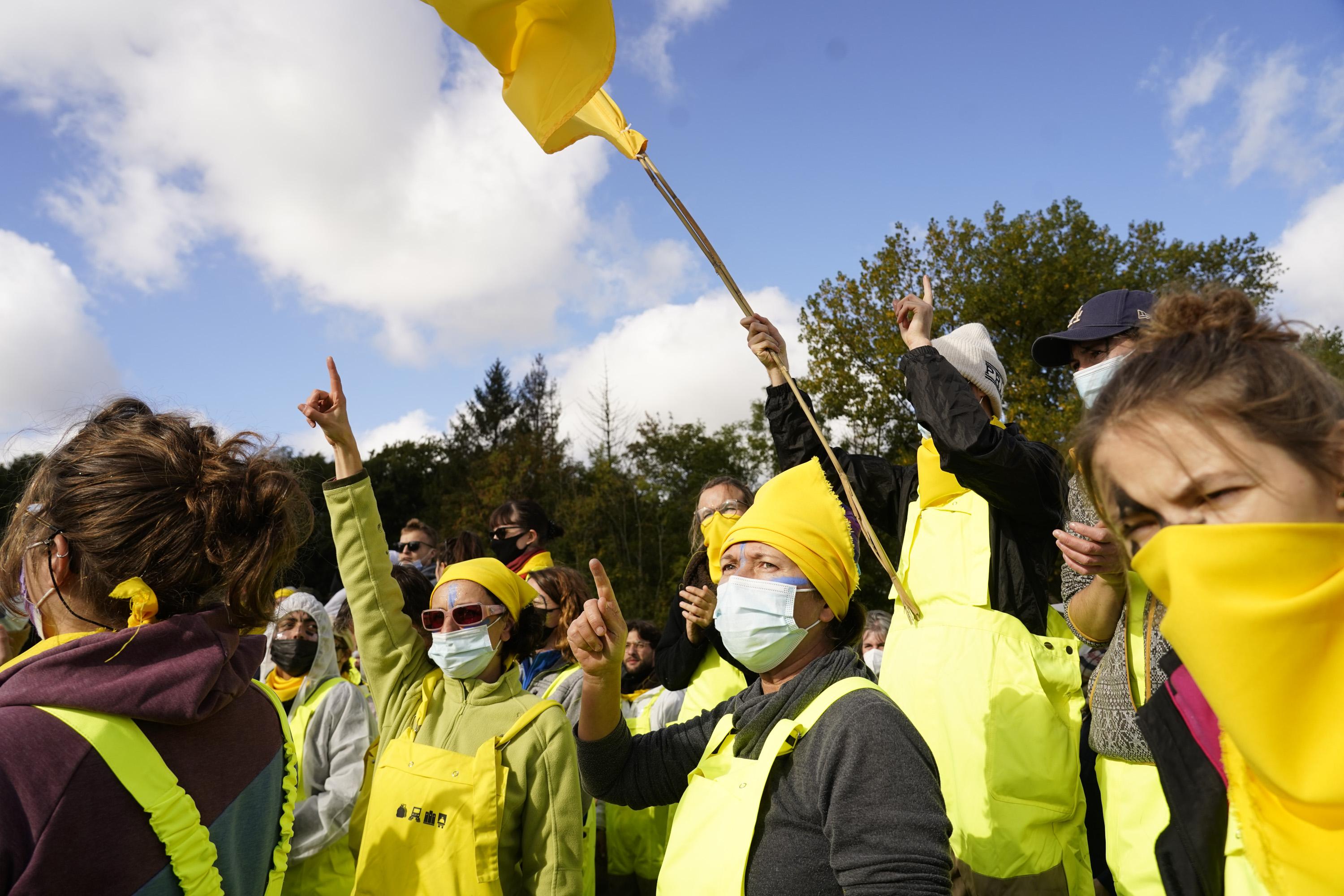 Mensen in gele kledij protesteren tegen Total