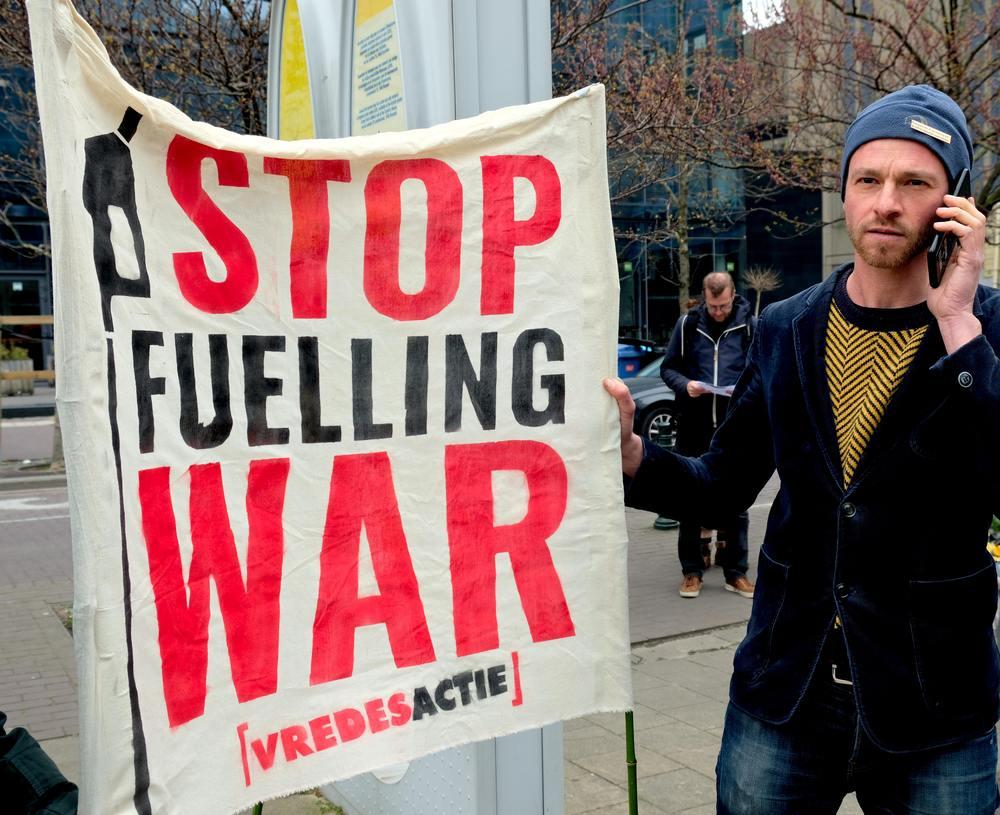 Spandoek "stop fuelling war"