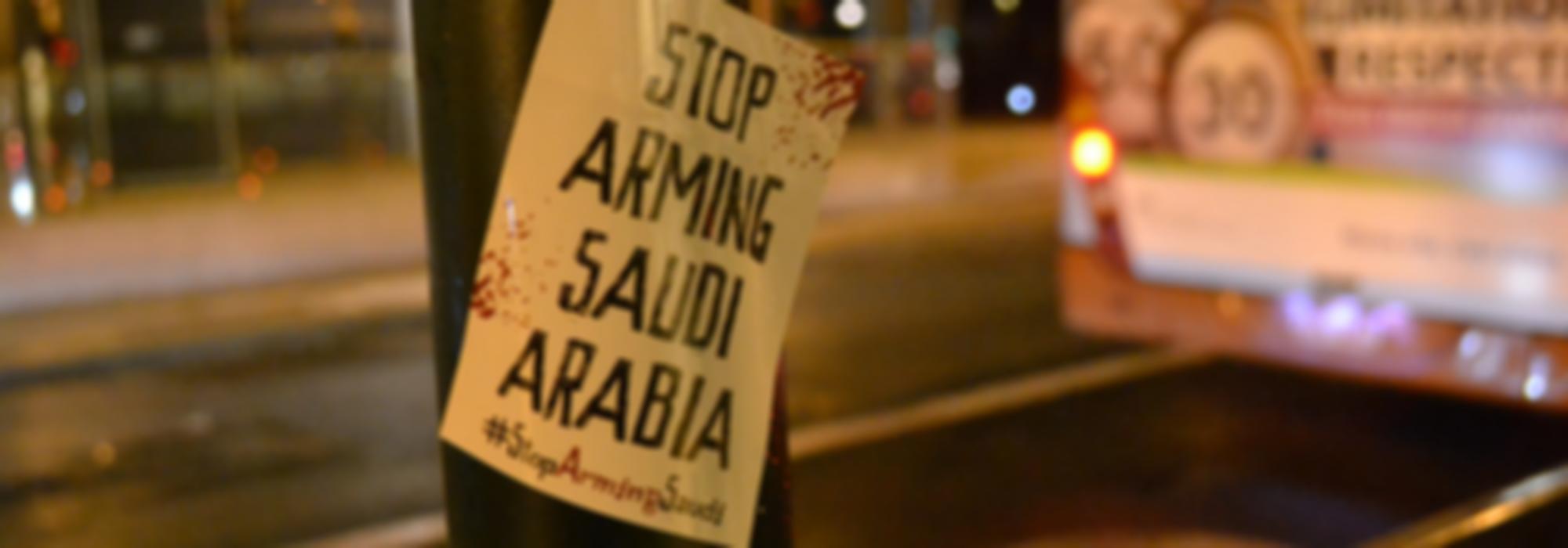 de foto toont een sticker op een lantaarnpaal met daarop Stop Arming Saudi Arabia