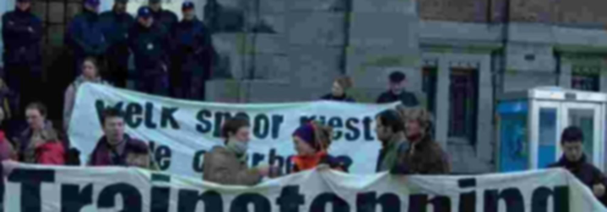Activisten met banner 'trainstopping'
