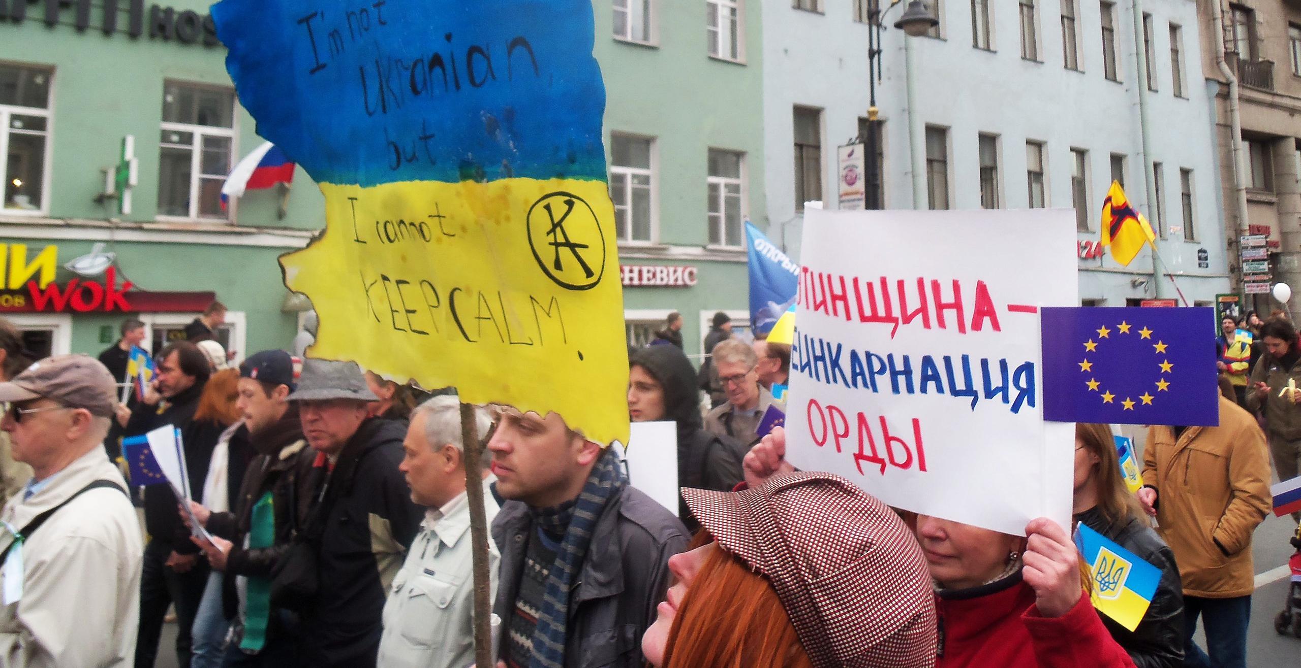 Een foto van de vredesbetoging in 2014. Op een plakkaat is te lezen 'Ik ben niet Oekrains, maar ik kan niet kalm blijven'.