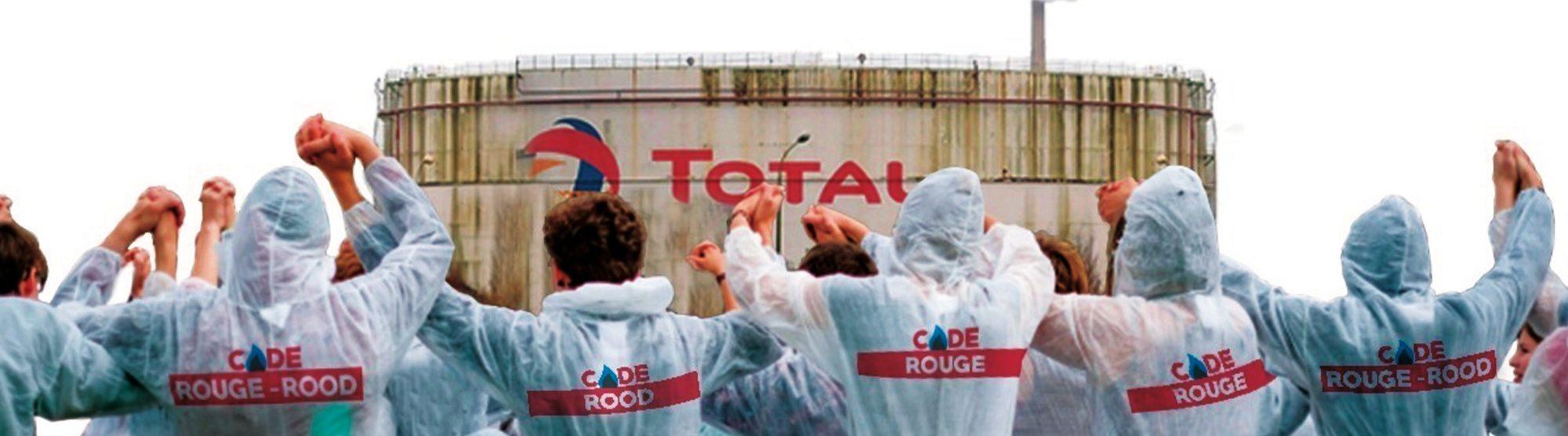 Activisten van Code Rood doen een zittende blokkade voor een Total-raffinaderij