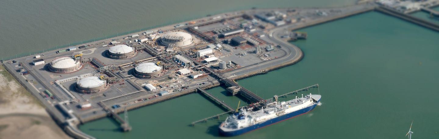 Een luchtfoto van de LNG-terminal in Zeebrugge