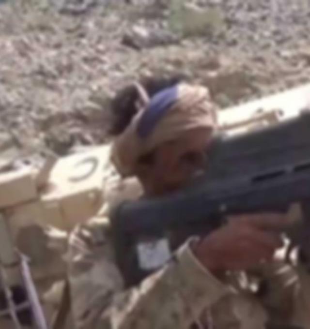 F2000 in handen van een Houthi strijder