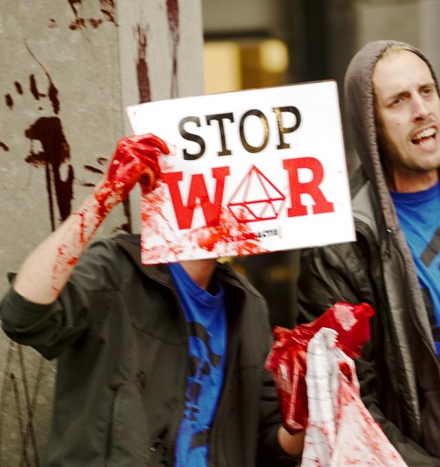 manifestanten met Stop War