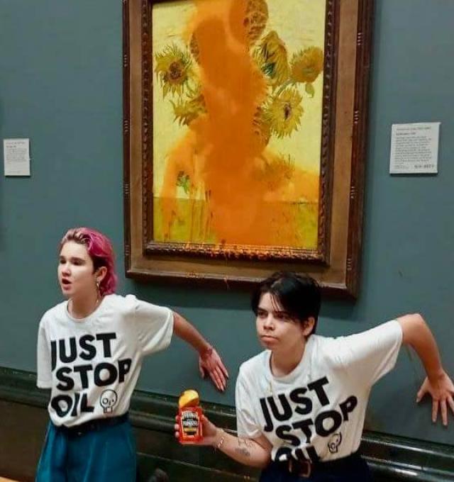 Twee activisten hebben handen vastgeplakt aan de muur in de museum. Op de t-shirts is te lezen "just stop oil"