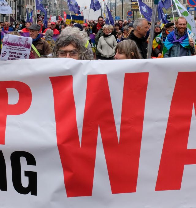Spandoek "stop fuelling war" tijdens een betoging